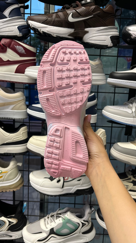 کفش و کتانی نایک مدل v2k run رنگ سفید وصورتی پاستیلی