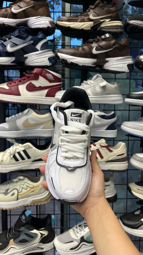 کفش و کتانی نایک مدل v2k run رنگ سفید ومشکی