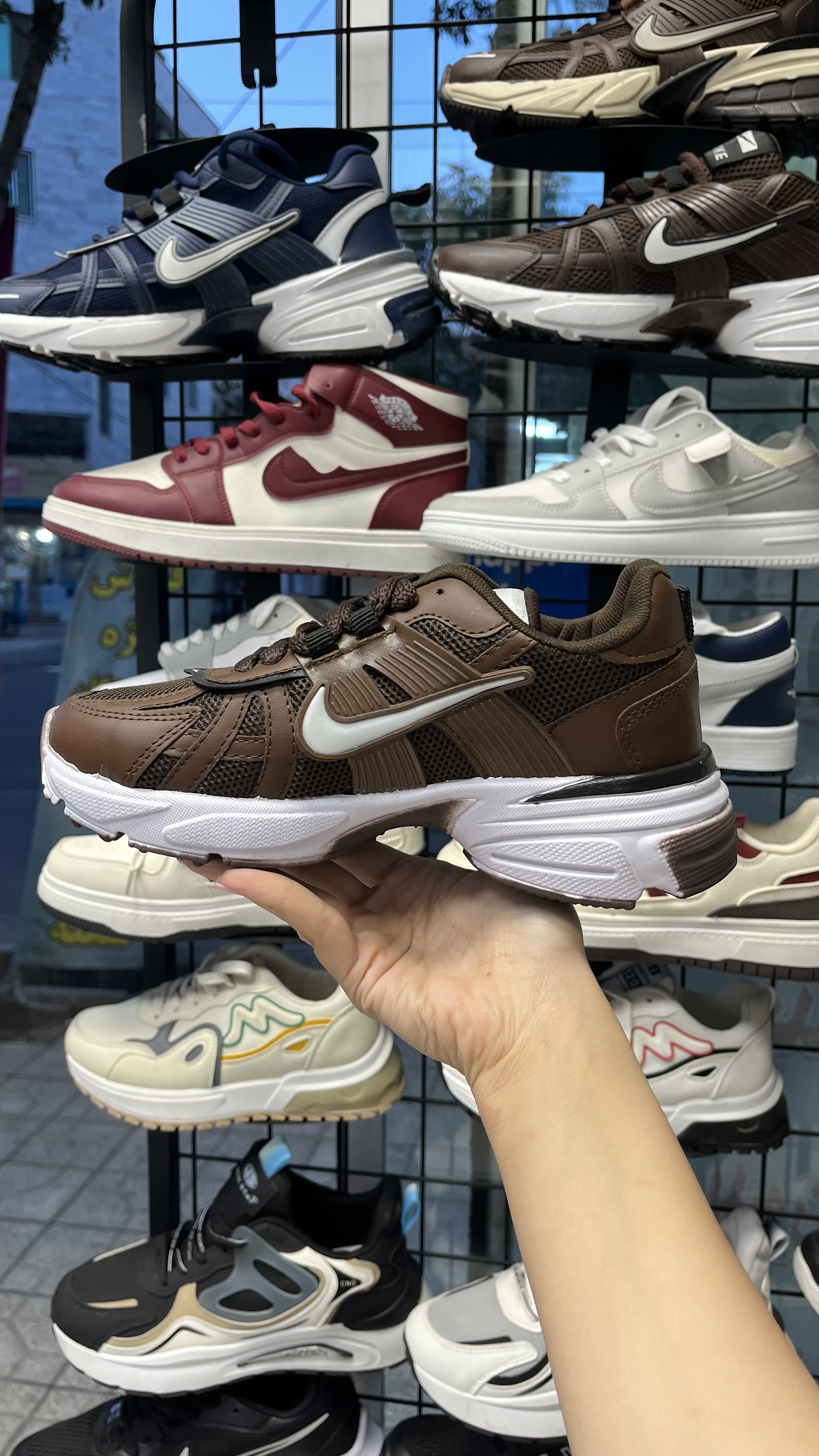 کفش و کتانی نایک مدل v2k run رنگ قهوه ای موکا