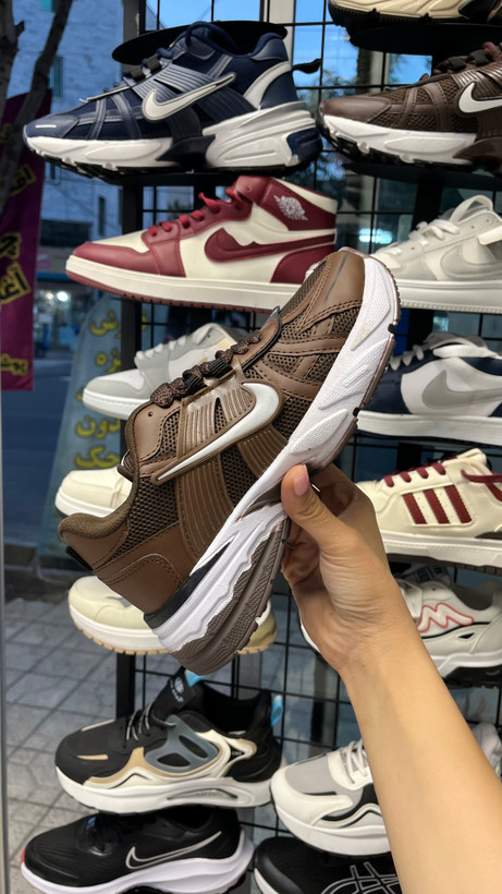 کفش و کتانی نایک مدل v2k run رنگ قهوه ای موکا