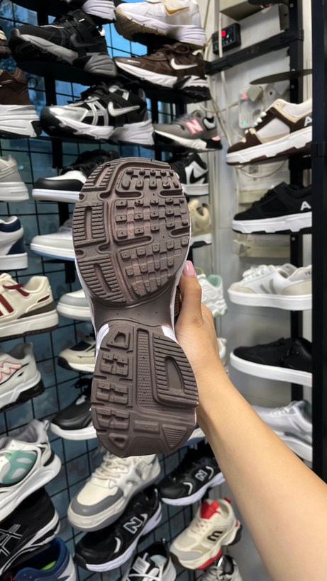 کفش و کتانی نایک مدل v2k run رنگ قهوه ای موکا