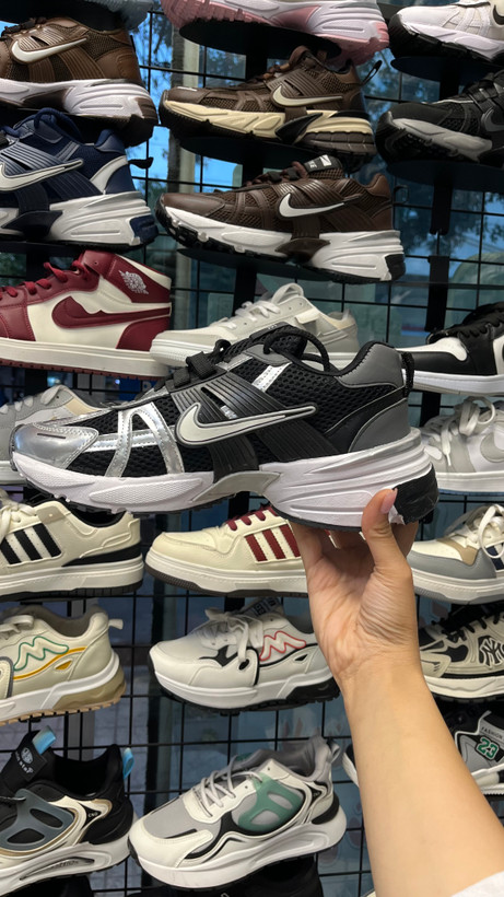 کفش و کتانی نایک مدل v2k run رنگ مشکی نقره ای