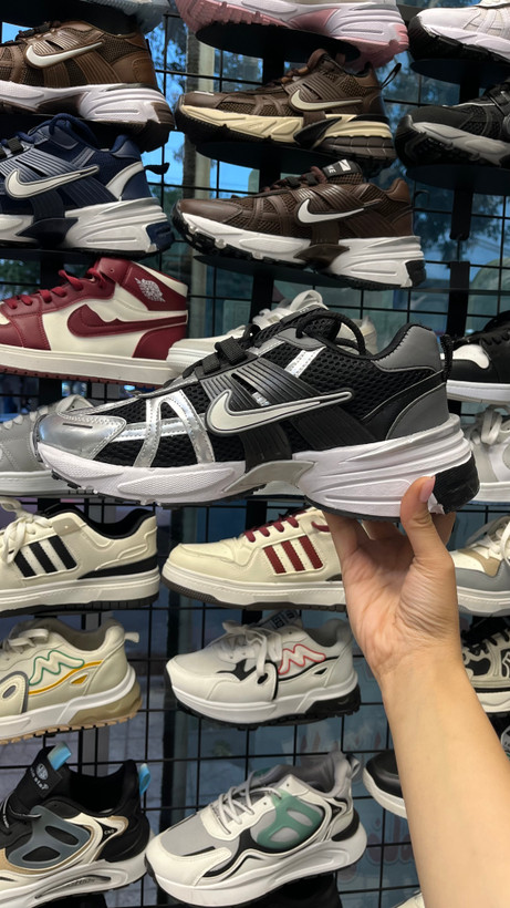 کفش و کتانی نایک مدل v2k run رنگ مشکی نقره ای